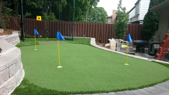 Synthetic putting green